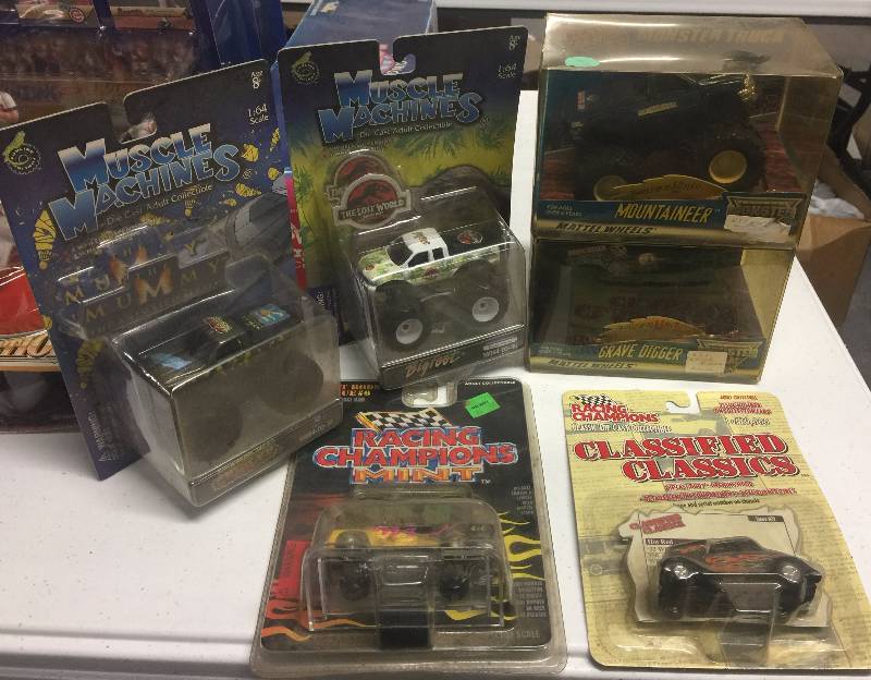 lot 1192 image: Six Muscle Machine and Diecast Cars & Trucks New In Package