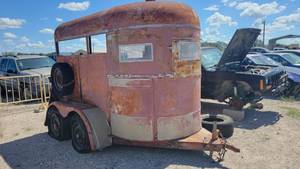 lot 45233 image: 2 Horse Trailer