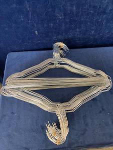lot 16213 image: 100CT METAL WIRE HANGERS