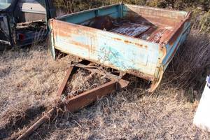 lot 18003 image: Old Pick-Up Bed Trailer