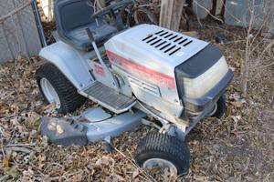 lot 18014 image: MTD 18.5  46 Lawn Tractor