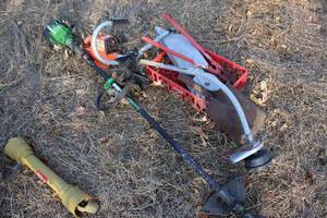 lot 18017 image: Gas Weed Trimmers & Misc