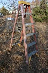 lot 18018 image: 6Ft Fiberglass and Aluminum Ladder