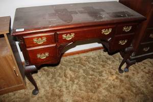 lot 18057 image: Quality Desk