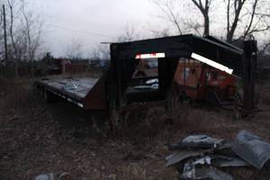 lot 18072 image: Carlile 25CN Gooseneck Equipment Trailer