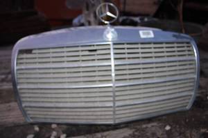 lot 18073 image: Mercedes Grill and Emblem