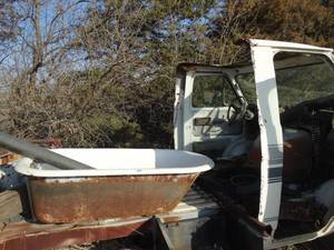 lot 11052 image: Vintage Claw Footed Bathtub