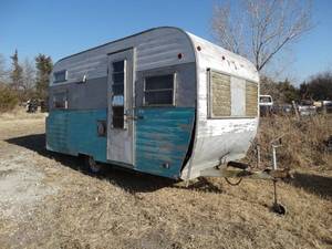 lot 11075 image: Small Single Axel Frolic Camper