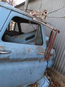 lot 11098 image: Old Blue Chevrolet c60 Truck Cab