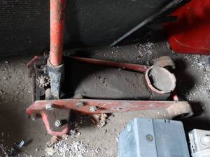 lot 11128 image: Large Floor Jack    in East 12 of West Barn