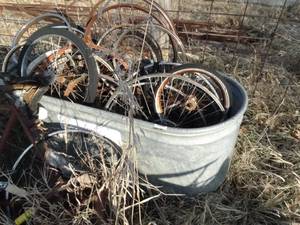 lot 11220 image: Metal Feed Bin wo Bikes