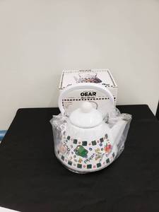 lot 8206 image: NWB 2 12 qt tea kettle