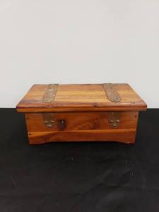 lot 8239 image: wood dresser box
