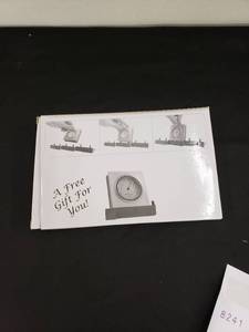 lot 8241 image: clock wstand NIP
