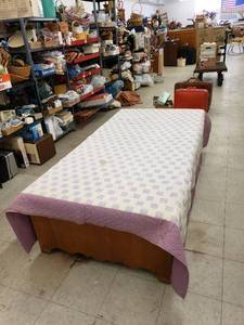 lot 8289 image: purple checkered quilt twin size