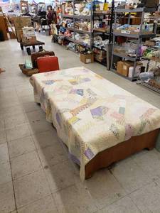 lot 8290 image: antique quilt full size