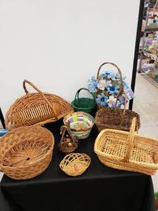 lot 8315 image: lot of baskets