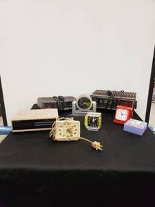 lot 8319 image: lot of clocks