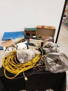 lot 8340 image: l9t of junk drawer stuff