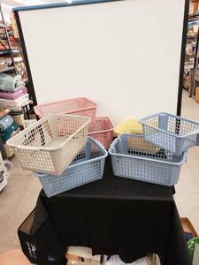 lot 8351 image: lot of storage bins