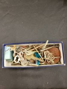 lot 8388 image: box of old keys and what nots