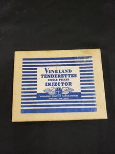 lot 8390 image: old Vineland injector woriginal box