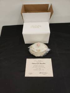 lot 8404 image: NIB Lenox music box