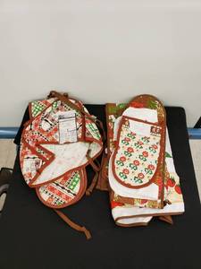 lot 8422 image: The Kitchen Shoppe set