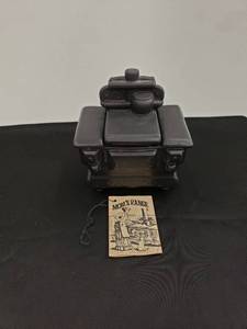 lot 8425 image: moms range preserves jar