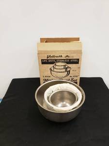 lot 8428 image: Mixing bowl set woriginal box