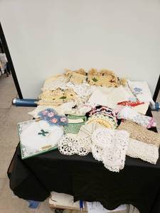 lot 8447 image: lot of doilieshankies