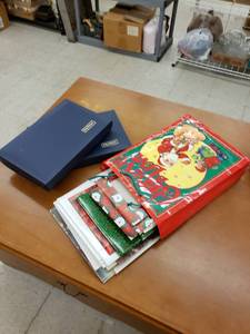 lot 8456 image: lotof gift boxes