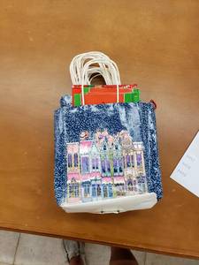 lot 8457 image: lot of gift bags