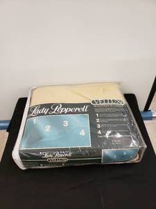 lot 8458 image: blanket in bag