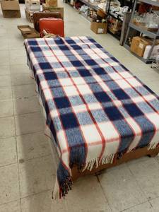 lot 8459 image: plaid wood throw
