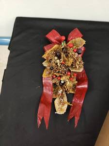 lot 8462 image: wreath topper