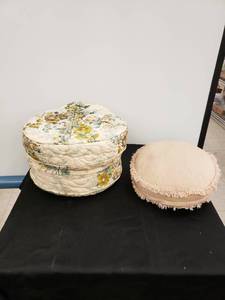 lot 8474 image: lot of round cushions