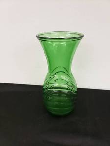 lot 8478 image: Green vase