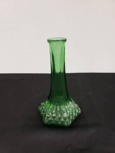 lot 8479 image: Green vase