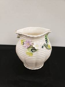 lot 8481 image: ceramic vase wflowers