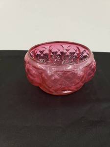 lot 8482 image: Pink glass dish