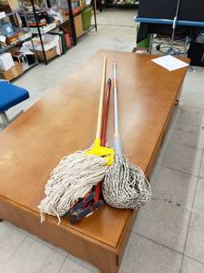 lot 8495 image: lot of mops