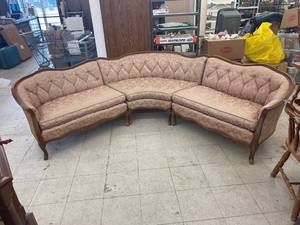 lot 4280 image: vintage Kingsley sectional couch