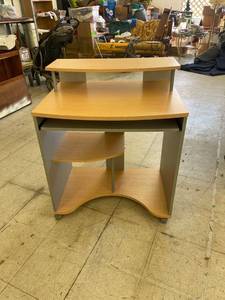 lot 4322 image: computer desk