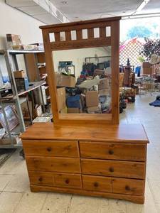 lot 4336 image: dresser with mirror