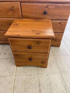 lot 4337 image: night stand