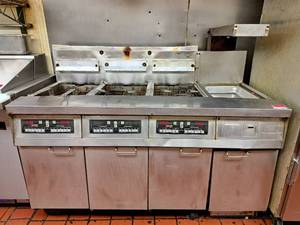 lot 2972 image: 3 Bay FryMaster - Natural Gas - MODEL FMH350CSD