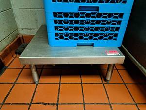 lot 9449 image: Stainless Steel 2ft x 2ft Dunnage Rack