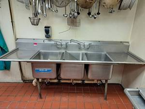 lot 9470 image: 3 Bowl Drop Sink