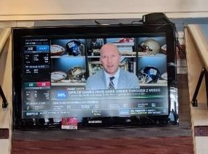 lot 32382 image: 32 Inch Samsung Tv